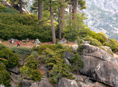 Guillaume and Judit hiking on the High Sierra Trail