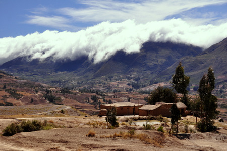 Nubes bajando por la ladera