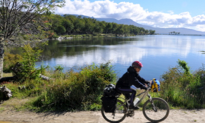Judit pedaleando en Laguna Bombilla