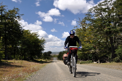 Cèsar pedaleando en un bosque de lenga