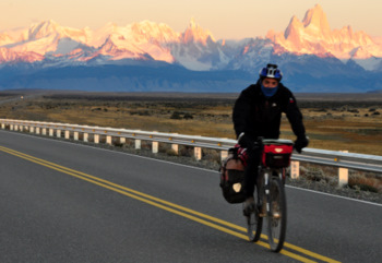 Cèsar pedaleando al amanecer