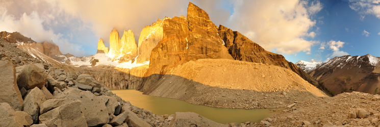 Panorama de Las Torres del Paine al amanecer Panorama de Las Torres del Paine al amanecer